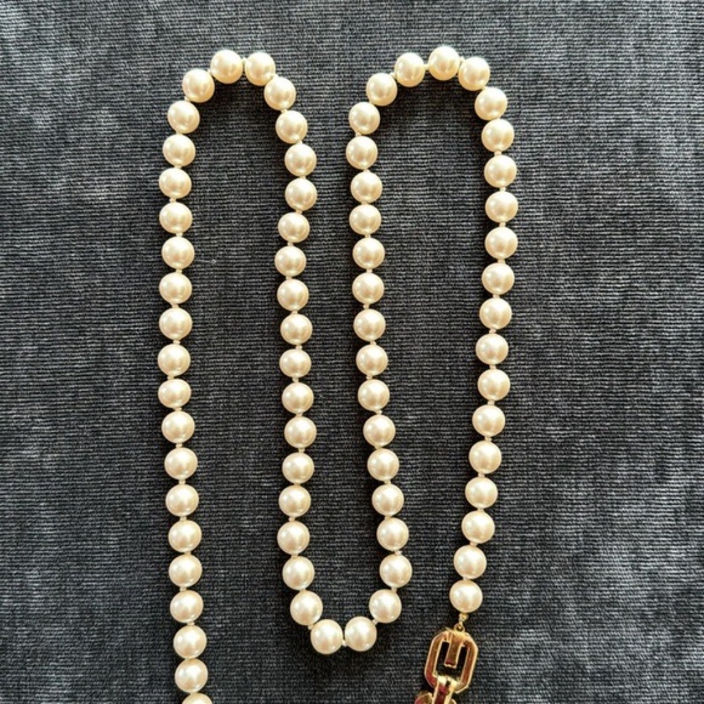 Givenchy New York 1977 Vintage Faux Pearl Necklace - Picture 7 of 10